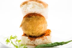 Vada Pav : 'मुंबईचा वडापाव' जगात भारी; 'जगातील 50 सर्वोत्तम सँडविच'च्या यादीत वडापावचाही नंबर