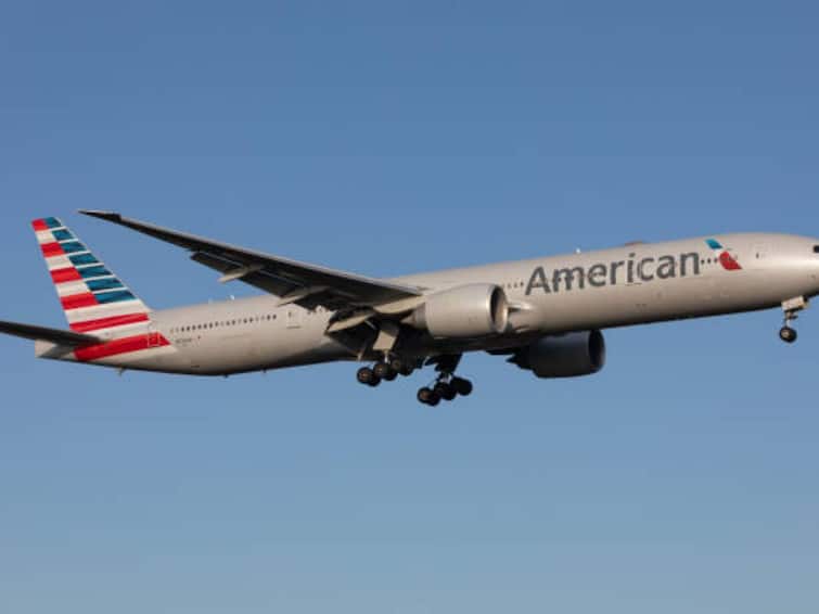 American airlines passenger On Board New York Delhi Flight Pees On Co Flyer arrest in delhi American Airlines : अमेरिकन एअरलाईन्सच्या विमानात सहप्रवाशावर लघुशंका; विकृत कृत्याने सर्वत्र संताप
