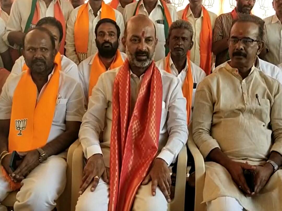 Suryapet district tirumalagiri BJP Chief Bandi Sanjay criticizes BRS Govt CM KCR on Dharani portal issues DNN Bandi Sanjay On BRS Govt : ధరణి పోర్టల్ ప్రజల పాలిట గుదిబండ, అర్ధరాత్రి ఓపెన్ చేసి భూములు కొట్టేస్తున్నారు- బండి సంజయ్
