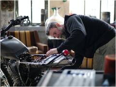 बाइक की सर्विस कब और कैसे कराएं? जानें रख-रखाव से जुड़ी ये पांच अहम बातें