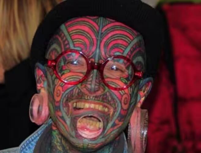 ਪਿਛਲੇ ਸਾਲ 2022 ਵਿੱਚ ਸਵਿਟਜ਼ਰਲੈਂਡ ਦੀ ਇੱਕ ਕਲਾ ਆਲੋਚਕ ਏਟੀਨ ਡੂਮੋਂਟ ਦੁਨੀਆ ਦੇ ਸਭ ਤੋਂ ਬਦਸੂਰਤ ਲੋਕਾਂ ਦੀ ਸੂਚੀ ਵਿੱਚ ਟਾਪ 'ਤੇ ਸੀ। ਉਹ 40 ਸਾਲਾਂ ਤੋਂ ਕਲਾ ਉਦਯੋਗ ਵਿੱਚ ਹੈ ਅਤੇ ਕਲਾ ਅਤੇ ਸੱਭਿਆਚਾਰ ਲਈ ਜਨੂੰਨ ਹੈ। ਡੂਮੋਂਟ ਨੇ ਆਪਣੇ ਸਰੀਰ ਦੇ ਹਰ ਇੰਚ 'ਤੇ ਸਿਆਹੀ ਲਗਾਈ ਹੈ।