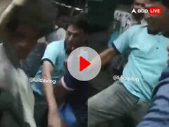 मामूली सी बात पर मुंबई की लोकल ट्रेन में दो गुटों में बेतहाशा चले लात घूंसे, सामने आया वीडियो