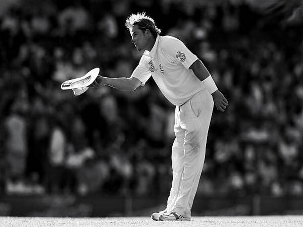 লেগস্ট্যাম্পের থেকে বল এতটাই টার্ন করে, যে অফস্ট্যাম্পের বেল নাড়িয়ে দেয়। সেই সময় ২৩ বছর বয়স ছিন ওয়ার্নের।