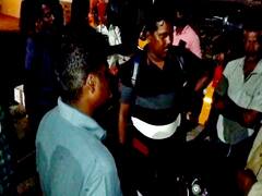 திண்டுக்கல் : தனியார் வங்கியில் கடன் பெற்றிருந்தவர்களை ஆபாசமாக பேசிய வங்கி ஊழியர்கள் போலீசாரிடம் ஒப்படைப்பு