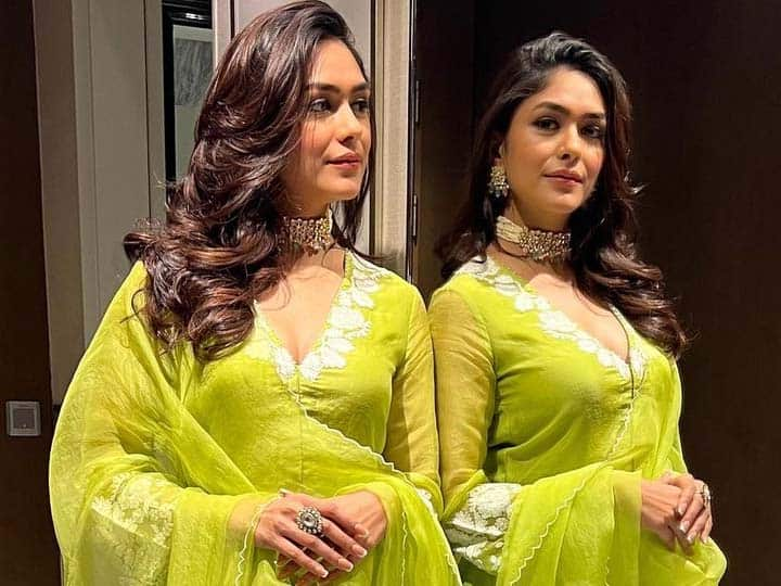 Mrunal Thakur Photos: मृणाल ठाकुर सोशल मीडिया पर काफी एक्टिव रहती हैं और फैंस को अपनी फोटोज की झलक दिखाती रहती हैं. अब मृणाल ठाकुर ने ऐसी तस्वीरें शेयर कर दी हैं, जिसमें वह बला की खूबसूरत लग रही हैं.