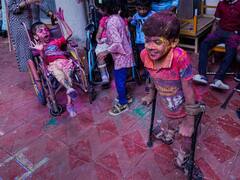 In Pics: नेताओं से स्कूली छात्रों तक... छाया होली का खुमार, दिव्यांग बच्चों ने उड़ाए खुशियों के गुलाल, होली से पहले जश्न में डूबा देश