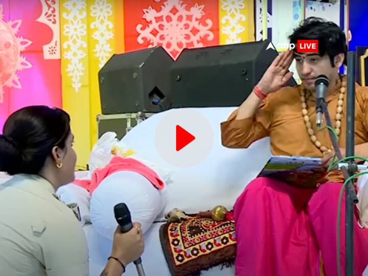 Dhirendra Shastri Bageshwar Dham viral video female inspector woman mother treatment dhirendra shastri video went viral Watch: मां की तस्वीर लेकर बागेश्वर धाम पहुंची महिला इंस्पेक्टर, पंडित धीरेंद्र शास्त्री ने किया सैल्यूट, देखें वीडियो