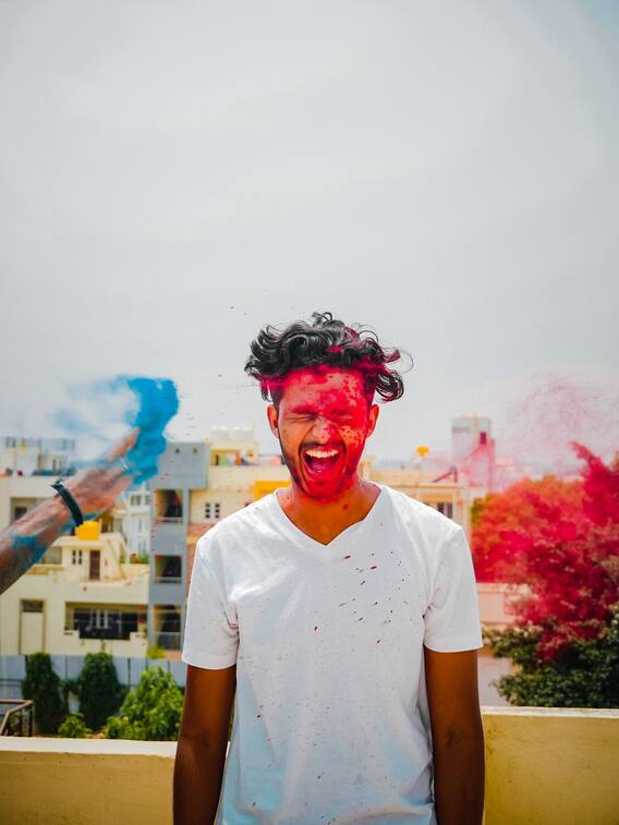 रंग और मिठाईयों के बीच भूल ना जाएं ओरल केयर