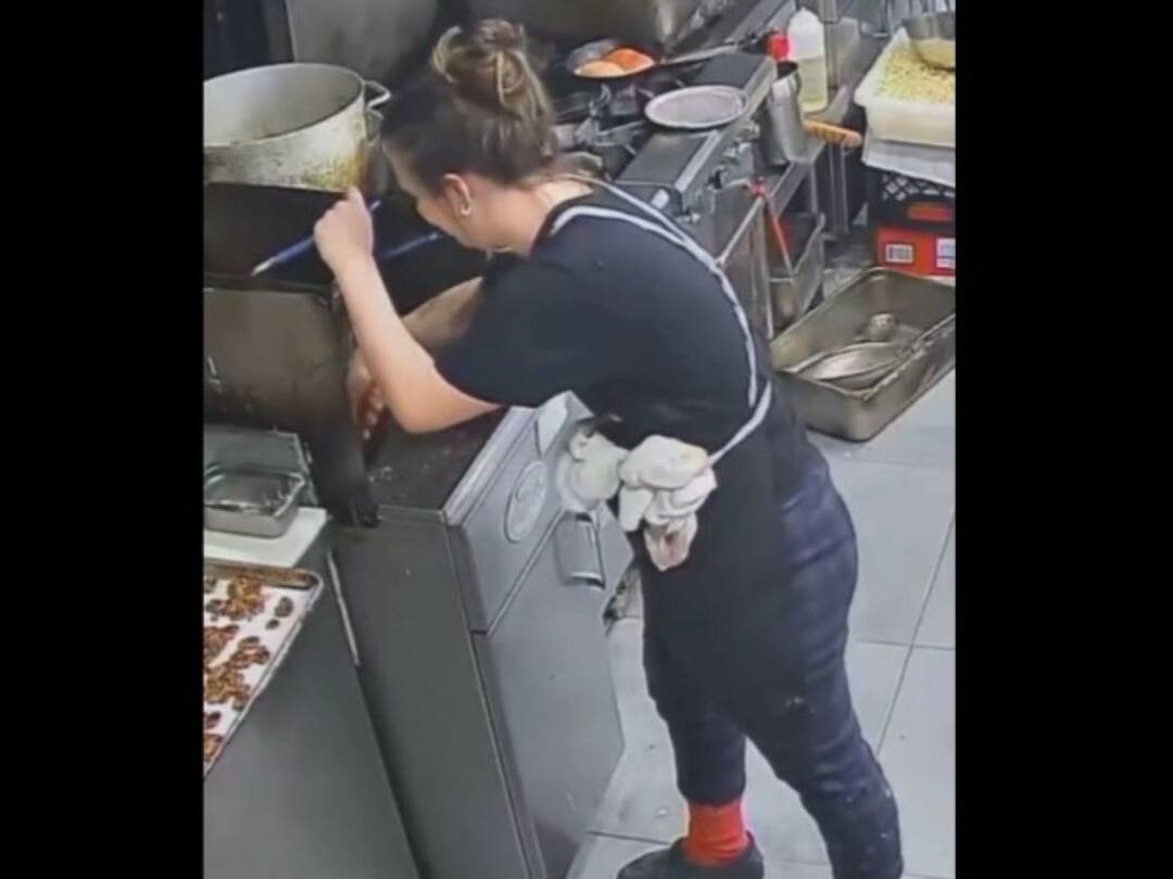 watch viral video Woman Dropping Phone Into Hot Oil Viral Video: গরম তেলে ভাজা হল ফোন! রান্না করতে গিয়ে এ কী কাণ্ড