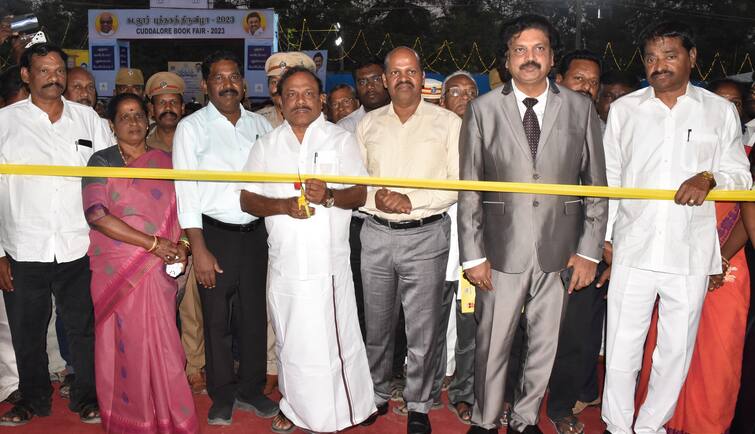 First ever book market festival in Cuddalore TNN கடலூரில் முதல் முறையாக  புத்தக சந்தை திருவிழா -  திறந்து வைத்த அமைச்சர் சி.வே கணேசன்