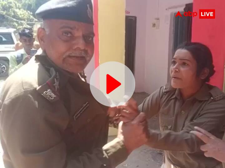 Police Walon ki Ladai ka Video: Watch Women Police Fight With Traffic in Charge in Kaimur of Bihar ann Watch: ‘तुम वर्दी में हो तो मैं भी हूं’, कैमूर में महिला कर्मी ने यातायात प्रभारी का पकड़ा कॉलर, कहा- जूता निकालकर मारेंगे