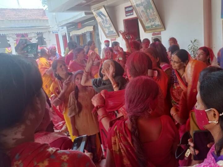 Holi 2023: उदयपुर के श्रीनाथ मंदिर में भक्तों ने खेली भगवान संग होली, बसंत पंचमी से शुरू हो जाता है महोत्सव Holi 2023 Date devotees played god in Udaipur Shrinathji temple Rajsamand ANN Holi 2023: उदयपुर के श्रीनाथ मंदिर में भक्तों ने खेली भगवान संग होली, बसंत पंचमी से शुरू हो जाता है महोत्सव