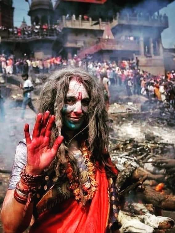 कैसे खेली जाती है वाराणसी की भस्म होली?