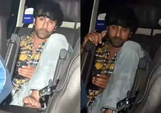 બોલિવૂડના ફેમસ એક્ટર રણબીર કપૂરની વાત કરીએ તો તેની કેટલીક તસવીરો ઈન્ટરનેટ પર ભારે વાયરલ થઈ હતી. આ તસવીરોમાં જોવા મળતું હતું કે અભિનેતા તેની કારમાં પગ ઉંચો કરીને બેઠો છે. આ સાથે નેટીઝન્સ પણ એવું કહેવાનું ચૂક્યા નથી કે તે નશામાં છે. આ ત્યારે થયું જ્યારે અભિનેતા આલિયા ભટ્ટને એરપોર્ટ પરથી લેવા જઈ રહ્યો હતો.