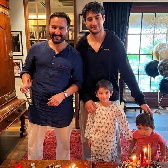 इस तस्वीर में सैफ अली खान के साथ तैमूर अली खान और जहांगीर अली खान, अपने बड़े भाईया कहें कि सौतेले बड़े भाई इब्राहिम अली खान का बर्थडे सेलिब्रेट करते हुए नजर आए और सामने टेबल पर केक भी देखा जा सकता है. (Photo- Instagram)