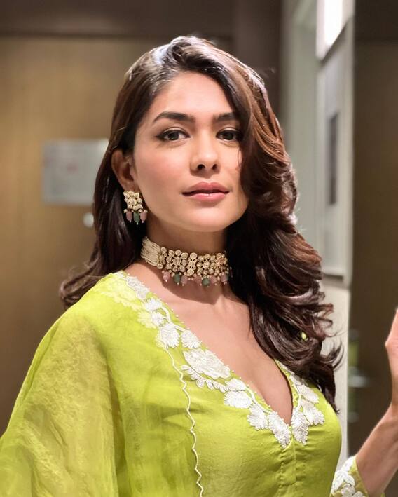 Mrunal Thakur Photos: ग्रीन शरारा में खिली-खिली नजर आईं मृणाल ठाकुर, चेहरे पर ग्लो देख कहीं फिसल न जाए आपका दिल