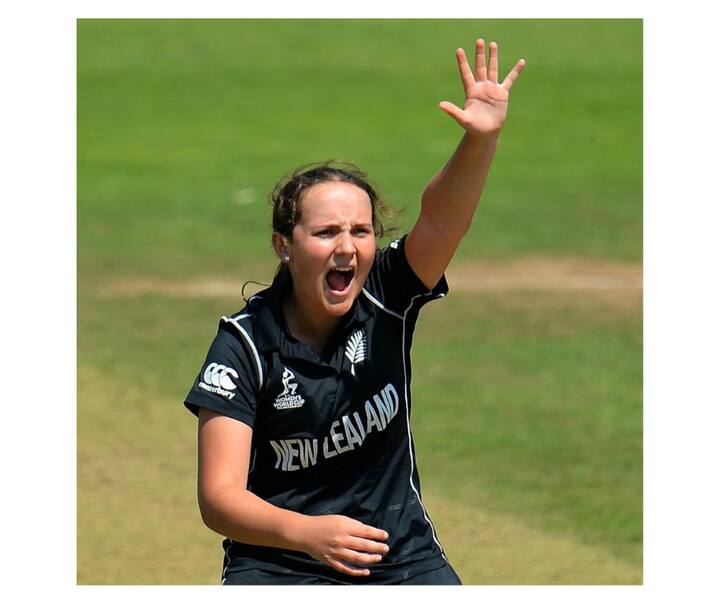 यावेळी अमेलिया फक्त 16 वर्षांची होती. अमेलिया केर महिलांच्या क्रिकेट संघातील ऑल राऊंडर खेळाडूंपैकी एक आहे.