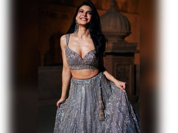 Jacqueline Fernandez Looks: बॉलीवुड एक्ट्रेस जैकलिन फर्नांडिस अपने एथनिक लुक में कहर बरपाती नजर आ रही हैं. एक्ट्रेस की खूबसूरती के लाखों लोग दीवाने हैं. उनकी हर एक तस्वीर को फैंस खूब पसंद करते हैं.