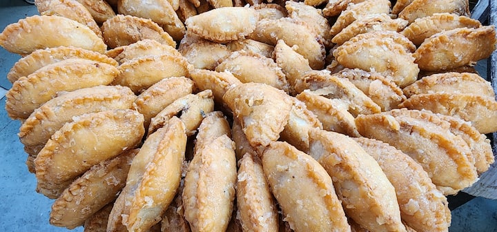 बात करें पिचकारी की तो दुकानदारों ने बताया को इस बार कार, एयरोप्लेन, बैक-पैक जैसी कई नई डिजाईन की और आकर्षक पिचकारियां बाजारों में उपलब्ध है, जो बच्चों को खूब भा रही है. खास बात ये है कि बाजारों में भारतीय पिचकारियां ज्यादा बिक रही हैं. वहीं होली की विशेष मिठाई गुजिया भी खूब बिक रही है, जो लोगों को 280 से 320 रुपये प्रति किलो तक मिल जा रहा है.