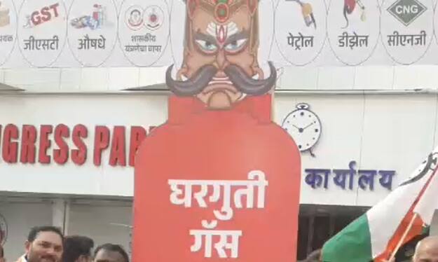 पुण्यात राष्ट्रवादी कॉंग्रेसकडून महागाईची होळी पेटवण्यात आली.