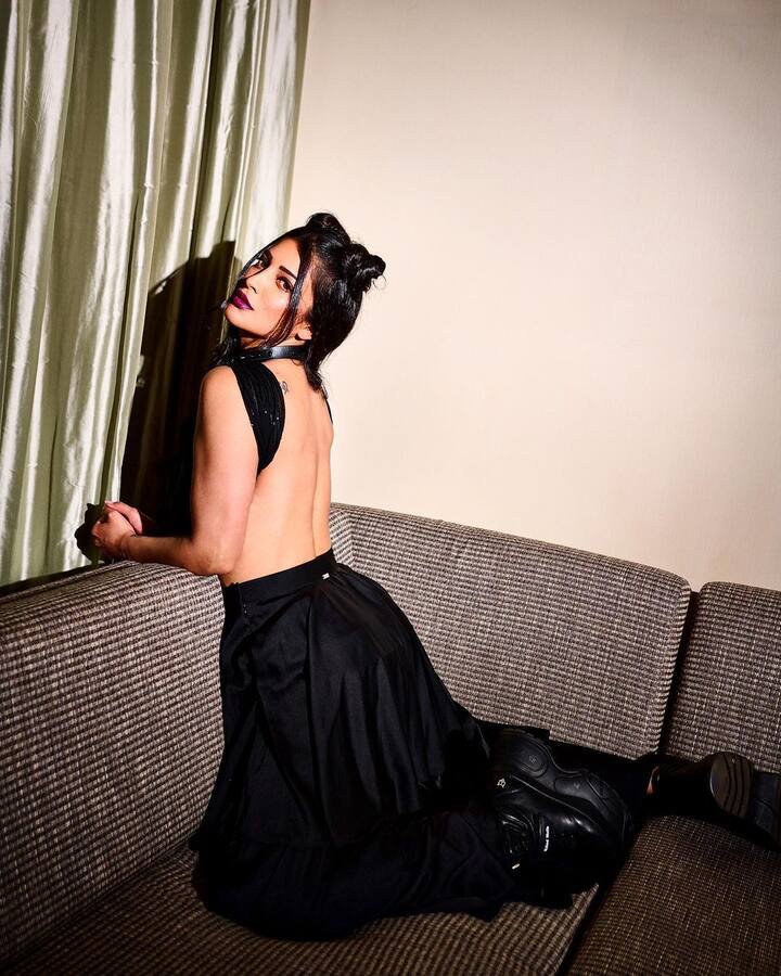 బ్లాక్ డ్రెస్సులో, వెరైటీ జడతో శ్రుతిహాసన్ ఫోటోలకు ఫోజులిచ్చింది. -Image Credit: Shruthi Haasan/Instagram