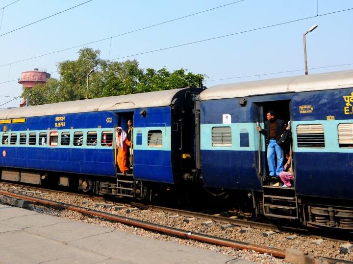 Railway News: होली पर रेलवे ने यात्रियों को दी सौगात, चलाईं स्पेशल ट्रेनें, यहां जानें कहां के लिए कबसे चलेगी Railways gave gift to passengers on Holi, run special trains from Bhopal, Rani Kamlapati and Hirdaramnagar ANN Railway News: होली पर रेलवे ने यात्रियों को दी सौगात, चलाईं स्पेशल ट्रेनें, यहां जानें कहां के लिए कबसे चलेगी