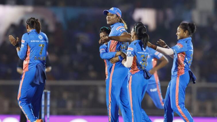 WPL 2023: RCB-W given target of 156 runs against MI-W in Match 4 at Brabourne Stadium MI-W vs RCB-W, 1 Innings Highlight: বল হাতে ৩ উইকেট নিলেন  হেইলি, ১৫৫ রানেই অল আউট আরসিবি