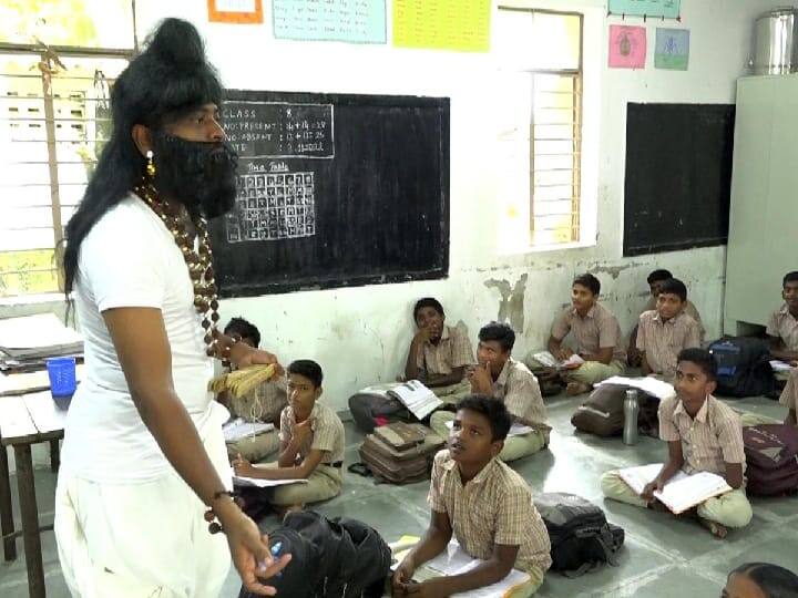 கதையின் நாயகனாகவே மாறி பாடம் நடத்தும் தமிழ் ஆசிரியர் - ஒவ்வொரு வகுப்பிற்கும் ஒரு வேடம்