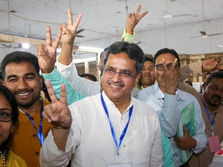 केंद्रीय मंत्री प्रतिमा भौमिक के प्रस्ताव के बाद माणिक साहा (Manik Saha)को फिर से त्रिपुरा के सीएम बनाने का फैसला लिया गया. उनके नाम का प्रस्ताव प्रस्ताव केंद्रीय मंत्री प्रतिमा भौमिक ने रखा. सीएम के तौर पर उनका ये दूसरा कार्यकाल है. त्रिपुरा में  60 सदस्यीय विधानसभा में  बीजेपी (BJP) ने 32 सीटें जीतकर पूर्ण बहुमत हासिल किया. पार्टी के सहयोगी दल इंडिजीनस पीपुल्स फ्रंट ऑफ त्रिपुरा (IPFT) ने भी  एक सीट जीती.(फोटो- PTI)