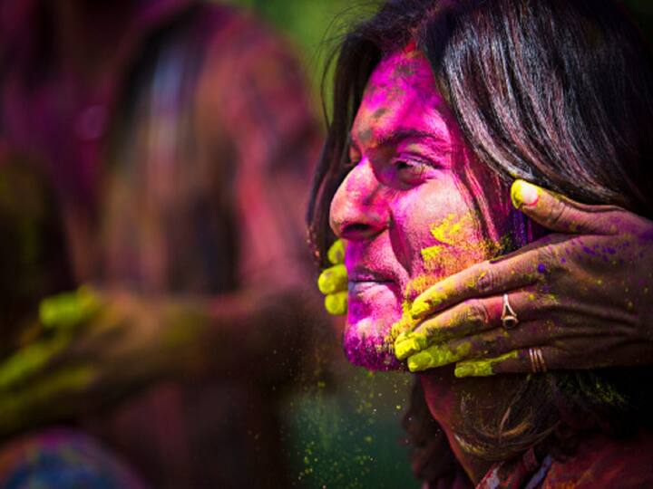Holi 2023: Home Remedies Easy Ways To Remove Holi Colours Without Harming Skin Holi 2023: Things To Keep In Mind Before You Step Outside To Celebrate The Festival Of Colours