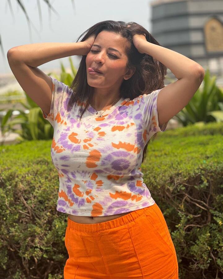 अलीकडेच मोनालिसाने तिचे काही फोटो शेअर केले आहेत.