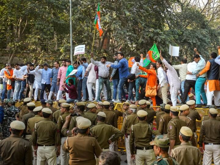 Delhi BJP protest on streets against AAP corruption in 70 assembly consttuencies  Delhi: AAP के खिलाफ सड़कों पर उतरेगी BJP, 70 विधानसभा क्षेत्रों में होलिका दहन कर करेगी प्रचंड प्रदर्शन