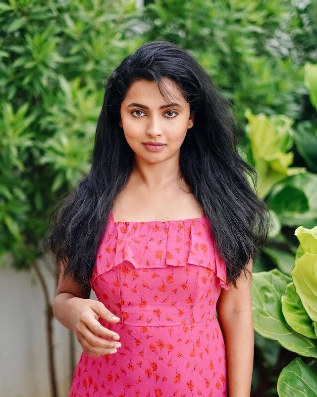 இவர் அடிக்கடி பதிவிடும் புகைப்படங்களுக்கு பல லைக்ஸ் குவிந்து வருகிறது.