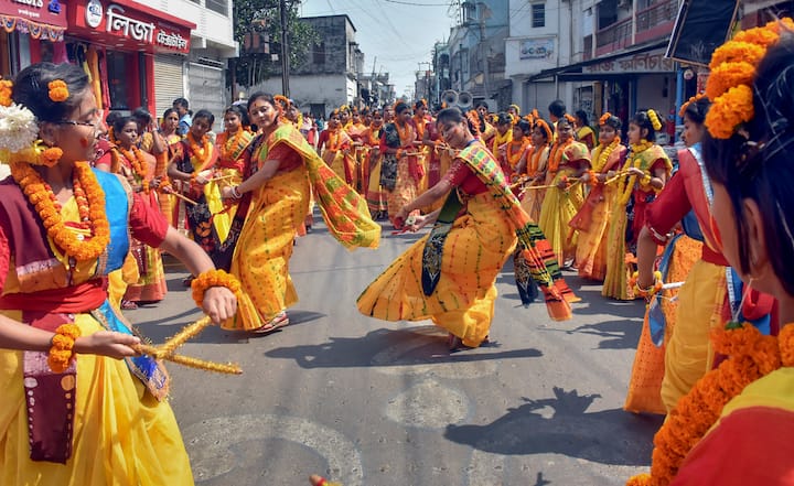 দোলপূর্ণিমা মানেই প্রভাতফেরী। সঙ্গে নানা সাংস্কৃতিক অনুষ্ঠান। মুর্শিদাবাদের রাস্তায় সেই অনুষ্ঠানেরই ঝলক দেখা গেল এদিন। (ছবি:PTI)