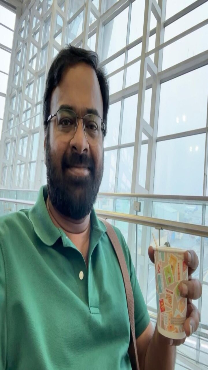 ஆங்கில இலக்கியத்தில் இளங்கலை மற்றும் முதுகலை பட்டம் பெற்றவர்