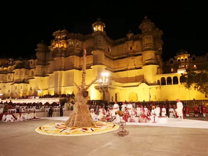 Udaipur Royal Holi: सिटी पैलेस में पूर्व राजघराने के सदस्य अरविंद सिंह मेवाड़, उनके पुत्र डॉ लक्ष्यराज सिंह मेवाड़ और परिवार होली दीपदान महोत्सव सिटी पैलेस के माणक चौक में मनाते हैं.