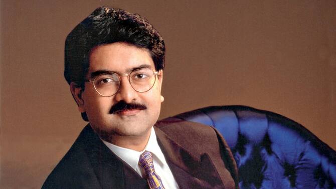 Kumar Mangalam Birla was born in a Marwari business Birla family in the state of Rajasthan.  Chartered Accountant Kumar Mangalam Birla holds an MBA degree from the London Business School, of which he is also an honorary member.  Kumar Mangalam Birla and his wife, Neerja Kasliwal have three children, Ananyashree, Aryaman Vikram and Advaitesha.