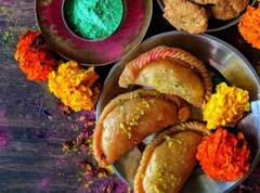 होली पर बनाएं यूपी के ये फेमस पकवान, खाकर चौगुना हो जाएगा त्योहार का रंग