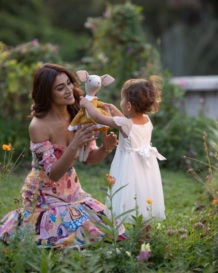 చాలా నెలల పాలూ ఇండస్ట్రీకి దూరంగా ఉన్న శ్రియ పెళ్లి చేసుకుని, చక్కటి పాపకు జన్మనిచ్చింది.  -Image Credit: Shriya Saran/Instagram