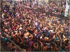 सड़क पर होलियारों की बारात से लेकर रेन डांस, विश्व प्रसिद्ध है प्रयागराज की कपड़ा फाड़ होली