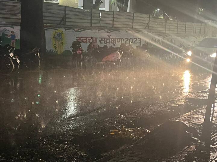 पुणे शहरातील मध्यवर्ती भागात तुरळक पाऊस सुरु झाला आहे तर काही परिसरात विजांच्या कडकडाटासह पावसाला सुरुवात झाली आहे.