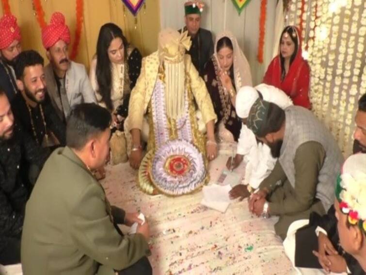 Shimla Muslim couple Wedding Took Place at Temple By Hindu Group Vishwa Hindu Parishad Muslim Wedding at Temple: இந்து கோயிலில் திருமணம் செய்துகொண்ட இஸ்லாமியர்கள்.. இமாச்சலில் நெகிழ்ச்சி!