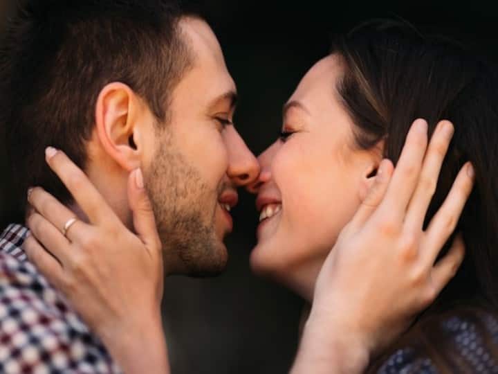 health tips kiss benefits in hindi get rid of stress anxiety and blood pressure एक Kiss कर सकती है कई बीमारियों का किस्सा खत्म... लाइफ में आ जाती है हैप्पीनेस, जानें हैरान करने वाले 5 फायदे