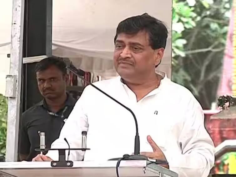 former cm and congress leader ashok chavan attack on bjp government marathi news Ashok Chavan : सरकारच्या विरोधात बोललं तर जीवे मारण्याचा प्रयत्न होतो; अशोक चव्हाण यांचा गंभीर आरोप