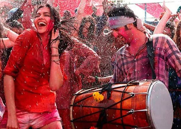 'বলম পিচকারি' - দীপিকা পাড়ুকোন, রণবীর কপূরের 'সুপার ফান' এই গান হোলির প্লে লিস্টে থাকতেই হবে। 'ইয়ে জওয়ানি হ্যায় দিওয়ানি' ছবির এই গান রঙিন, টাটকা, জনপ্রিয়, উৎসবে আলাদা মাত্রা এনে দেয়।