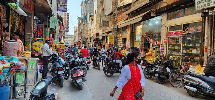 इस बार की होली, कोरोना महामारी से उबरने के बाद दूसरी होली है. पिछले साल भी लोगों ने होली के त्योहार को सेलिब्रेट किया था, लेकिन उस वक्त भी लोगों के जहन में कोरोना का डर हावी था, इसलिए लोग उतना खुल कर होली के त्योहार का आनंद नहीं ले पाए.