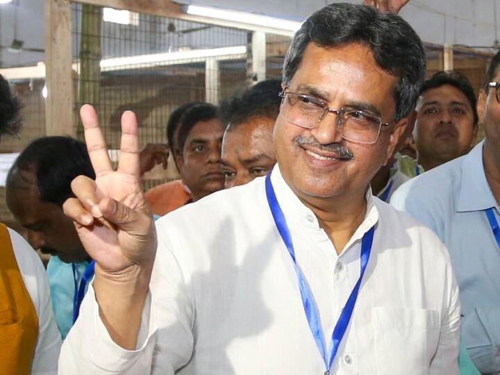 सीएम साहा ने इस दौरान मीडिया को बताया था कि मेरा एक दोस्त मुझे कह रहा था कि इतने लंबे वक्त बाद सर्जरी करने से भी मेरे हाथ कांप नहीं रहे थे. मेरे लिए ये सामान्य था और ऐसे लग रहा था जैसे कि मैं वैसे ही सर्जरी कर रहा हूं जैसे एक साल पहले कर रहा था. (फोटो- PTI)