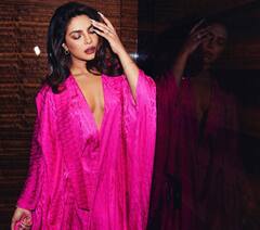 Priyanka Chopra Pics : डीपनेक आउटफिटमध्ये 'प्रियंका चोप्रा'ची किलर अदा, पाहा फोटो
