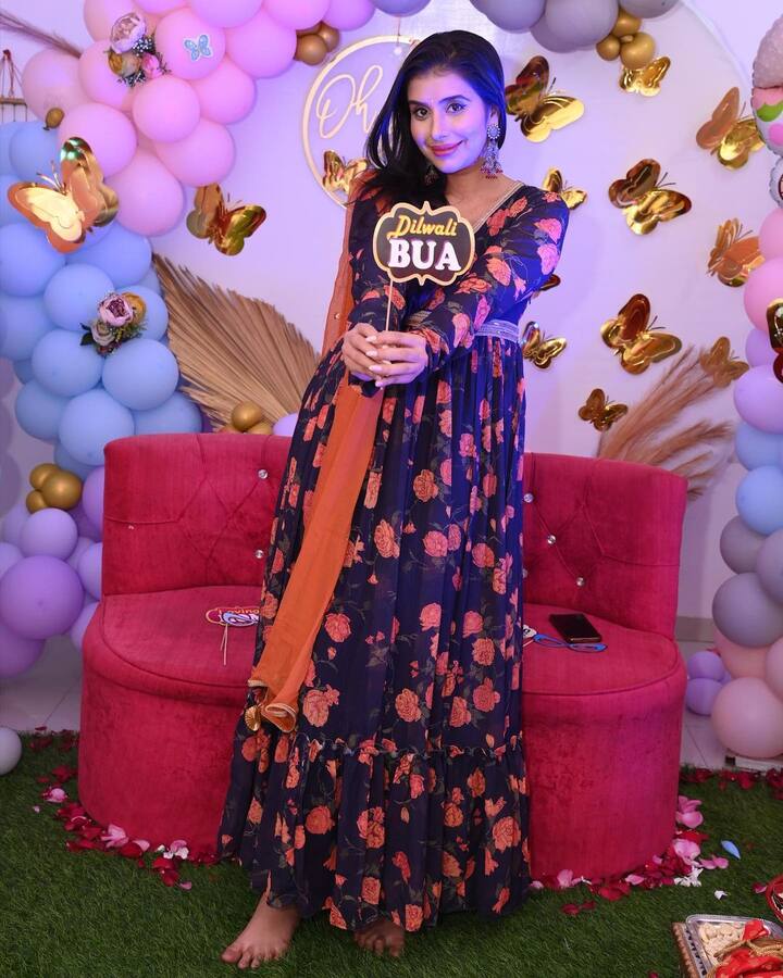 एक्ट्रेस चारू असोपा 'हैप्पी फैमिली' फोटो में 'दिलवाली बुआ'का टैग हाथों में लिए भी दिख रही हैं