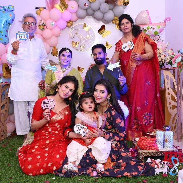 चारू ने जगजाहिर किया कि वे जल्द ही बुआ बनने वाली हैं. चारू ने अपने इंस्टा पर ढेरों फोटोज शेयर किए हैं जहां वे अपने परिवार के साथ इस खुशी को सेलिब्रेट करती दिख रही हैं.